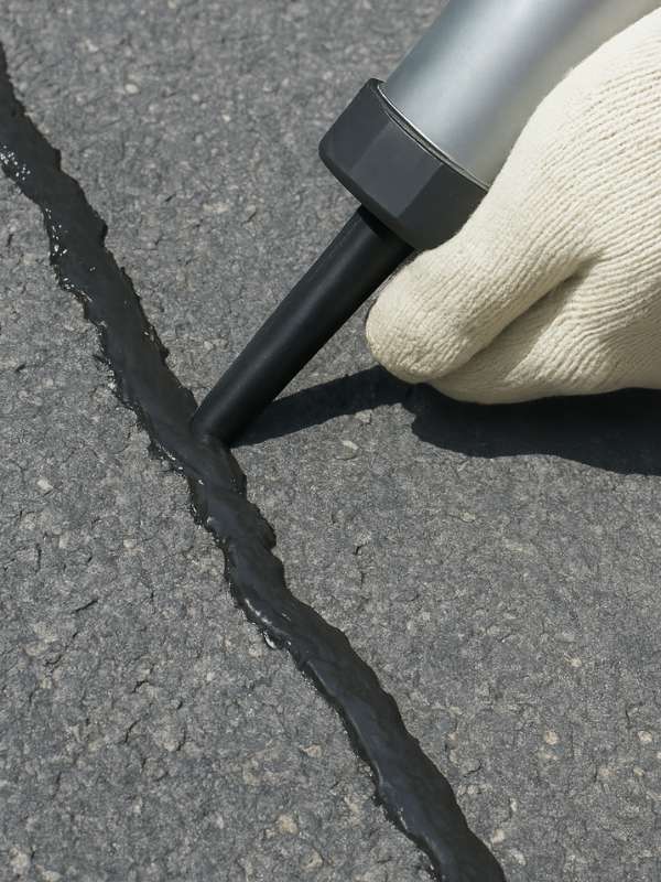maxpaving_services_drivewaysealing_cracksealing